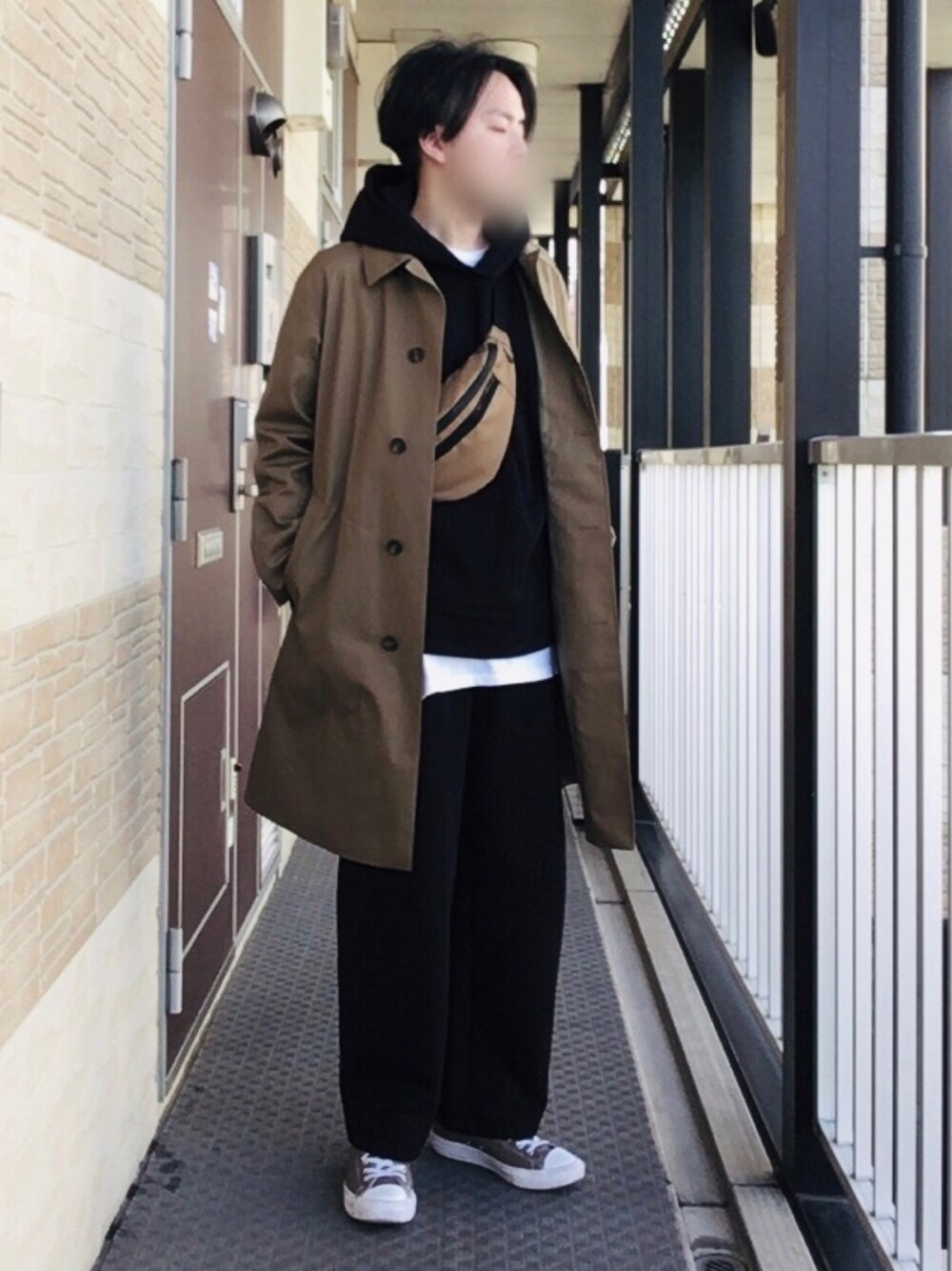 「シンプル、ゆるコーデ、プチプラ、きれいめカジュアル、オトナカジュアル、ワイドパンツ、カーブパンツ、ステンカラーコート」｜「UNIQLOのブロックテックステンカラーコート（その他アウター、ブラウン系）」を使った、Takmiさん（メンズ・172cm）の冬コーディネートの1枚目の写真