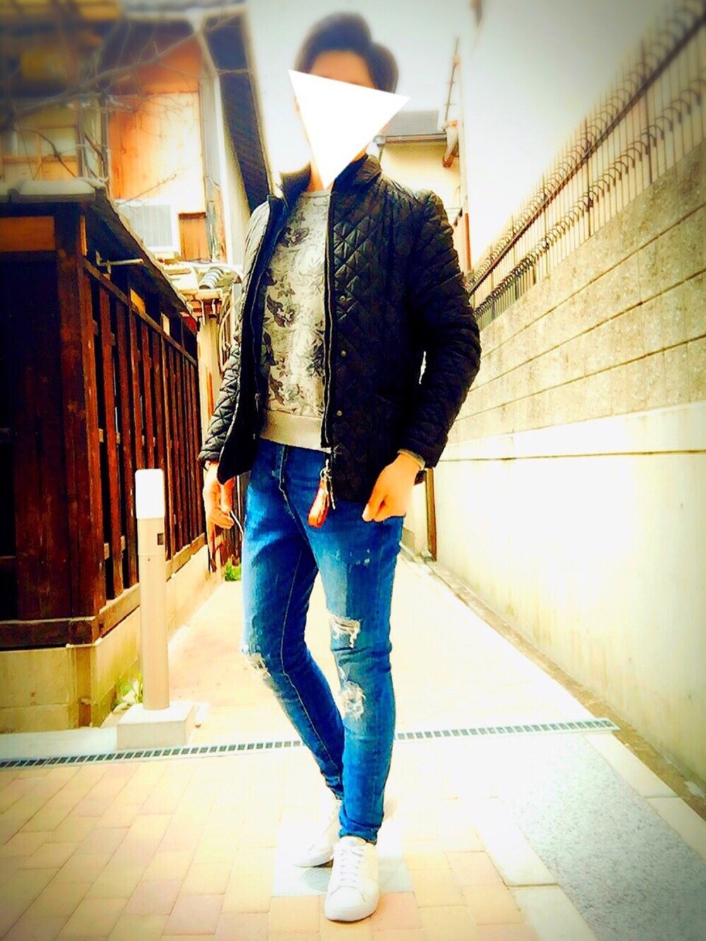 グリーン系のジャケット/アウター、グレー系のスウェット、ブルー系のデニムパンツを着用したメンズの春コーディネートの1枚目の写真