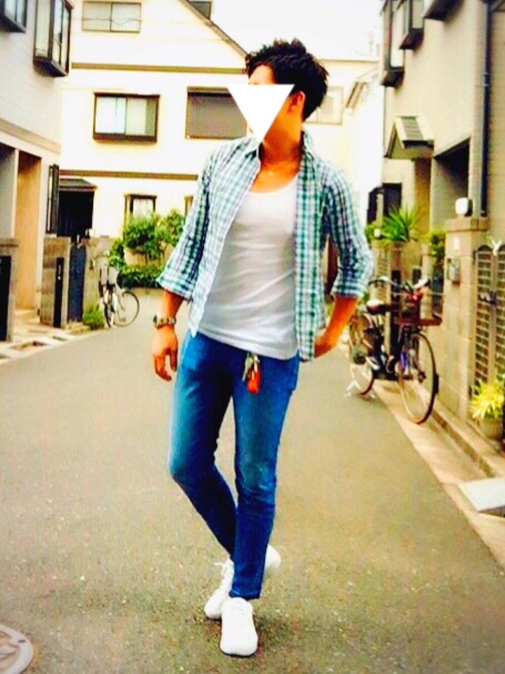 グリーン系のシャツ/ブラウス、ホワイト系のTシャツ/カットソー、ブルー系のデニムパンツを着用したメンズの夏コーディネートの1枚目の写真