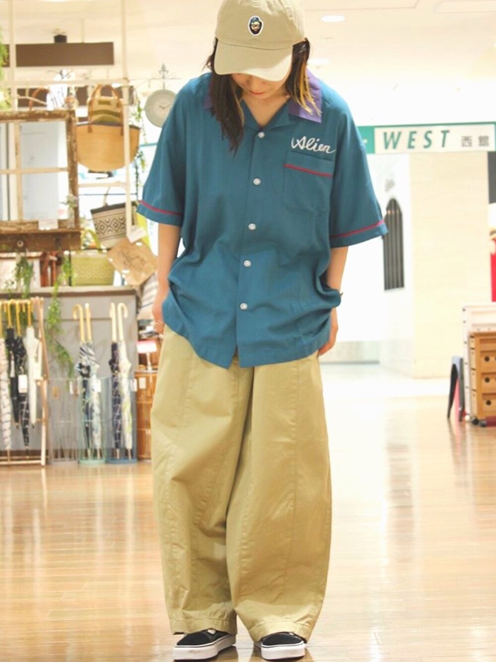 ブルー系のシャツ/ブラウス、ベージュ系のその他パンツ、ブラック系のスニーカーを着用したレディースの夏コーディネートの1枚目の写真