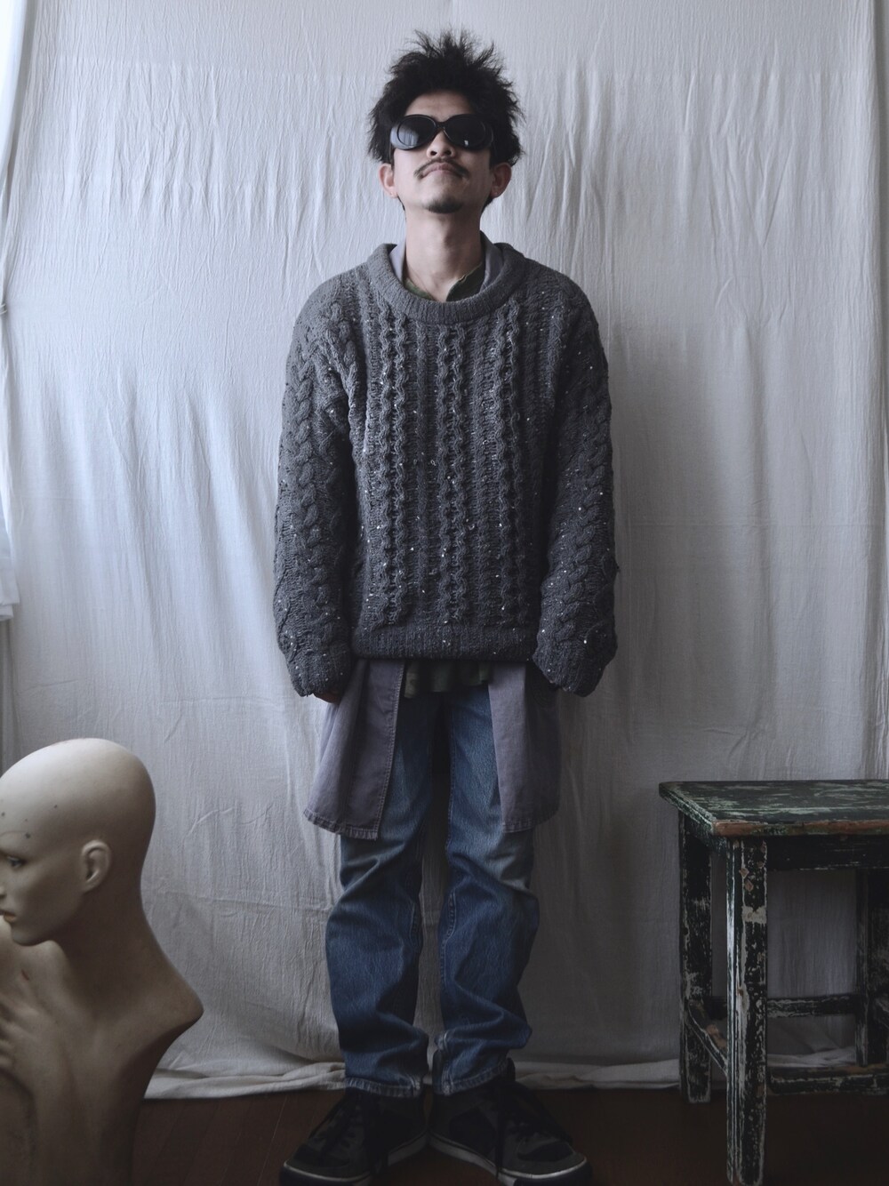 「はるコーデ、休日スタイル、denim、レイヤードスタイル、セーター、Levi's、スケーター、スニーカー、美容師」｜「gelato piqueのアイテム（ニット/セーター、グレー系）」を使った、kuroさん（メンズ・163cm）の春コーディネートの1枚目の写真
