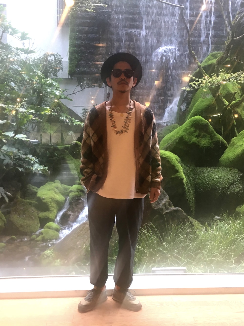 「カジュアルコーデ、休日スタイル、ラフ、スラックス、ハット、サングラス、カーディガン、温泉」｜「VINTAGEのアイテム（カーディガン/ボレロ、その他）」を使った、kuroさん（メンズ・163cm）の春コーディネートの1枚目の写真
