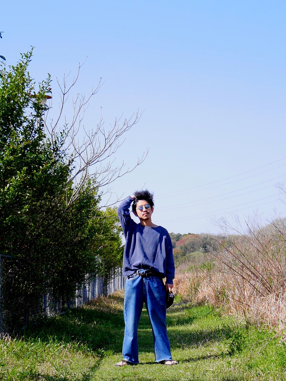 「ゆるコーデ、春、ダメージデニムパンツ、サンダル、サングラス、スウェット、デニム、公園」｜「UGGのアイテム（サンダル、グレー系）」を使った、kuroさん（メンズ・163cm）の春コーディネートの1枚目の写真