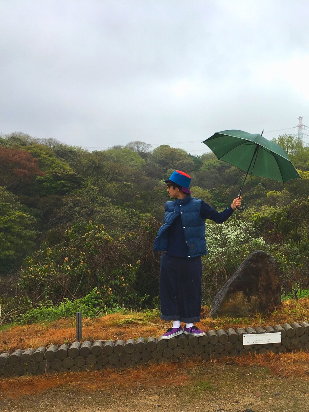 「春コーデ、スニーカー、ロールアップ、古着MIX、ワイドデニム、古着、vintage、サングラス」｜「VANSのアイテム（スニーカー、パープル系）」を使った、kuroさん（メンズ・163cm）の春コーディネートの1枚目の写真
