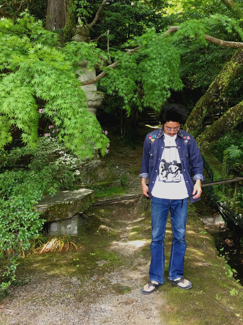 「ラフ、休日スタイル、はるコーデ、サングラス、デニム、バンドT、神社、サンダル」｜「VINTAGEのアイテム（シャツ/ブラウス、ブルー系）」を使った、kuroさん（メンズ・163cm）の春コーディネートの1枚目の写真
