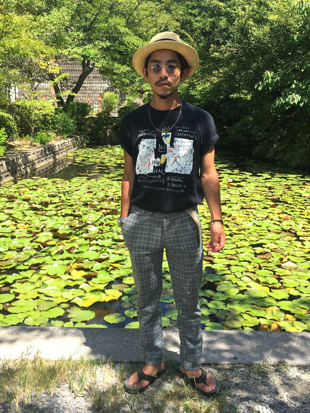 「夏、シンプル、シンプルスタイル、休日スタイル、リラックススタイル、カジュアル、半袖シャツ、ハット、Tシャツ」｜「VINTAGEのアイテム（スラックス、その他）」を使った、kuroさん（メンズ・163cm）の夏コーディネートの1枚目の写真