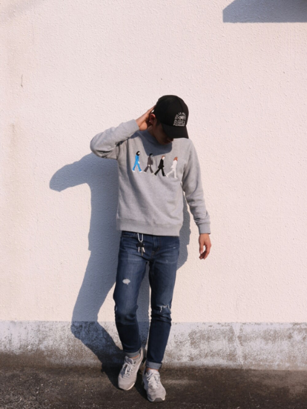 グレー系のスウェット、ブルー系のデニムパンツ、グレー系のスニーカーを着用したメンズの春コーディネートの1枚目の写真