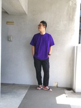 髪型 ユニーク紫 シャツ メンズ コーデ