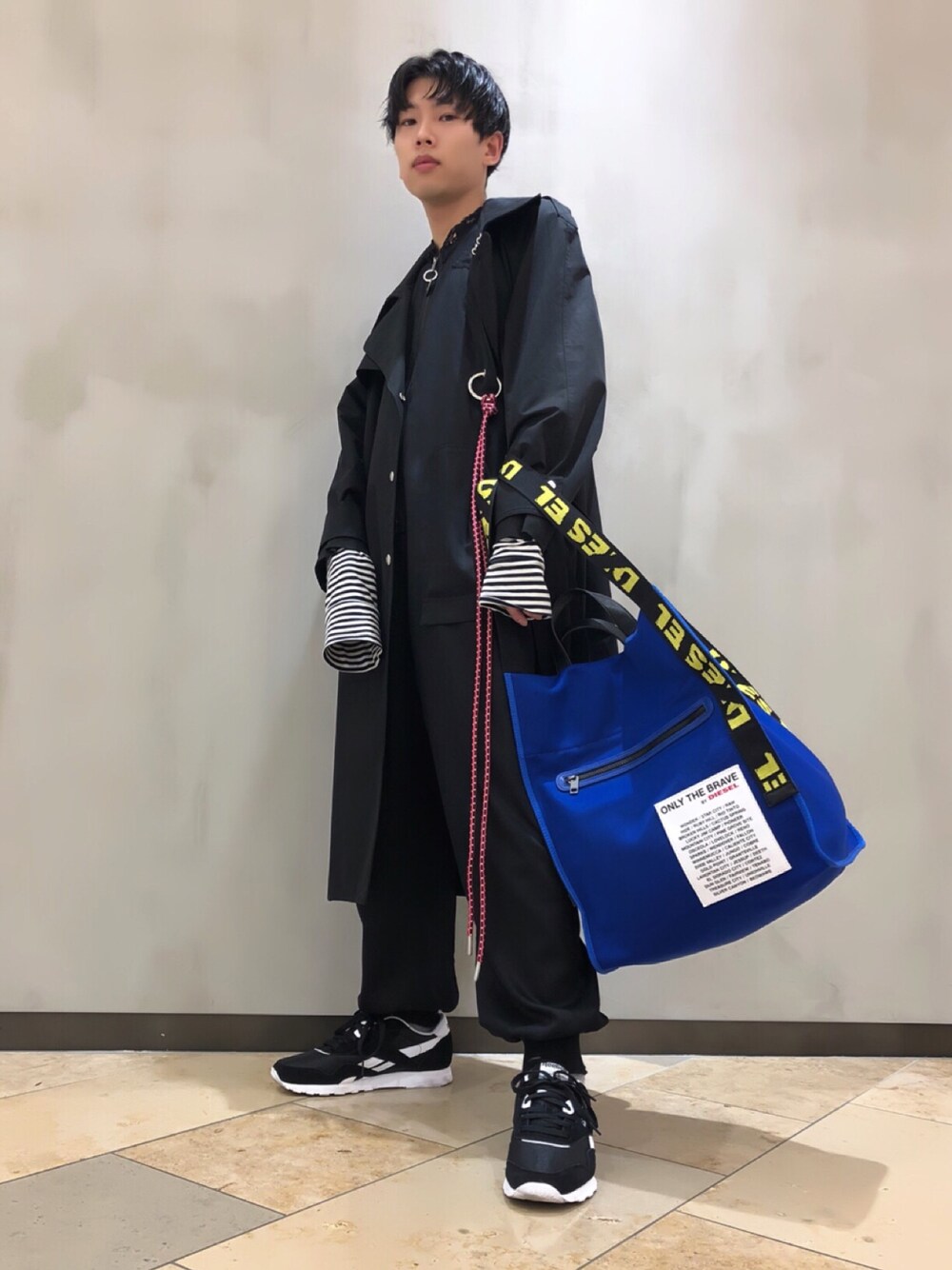 「Diesel、ディーゼル、トレンチコート、ジャンプスーツ、ロゴバッグ、IKEA、オーバーサイズ、オールブラック、スニーカー、リーボック(Reebok)」｜「DIESELの00SBFX0TASB（トレンチコート、ブラック系）」を使った、TOMさん（メンズ・170cm）の春コーディネートの1枚目の写真