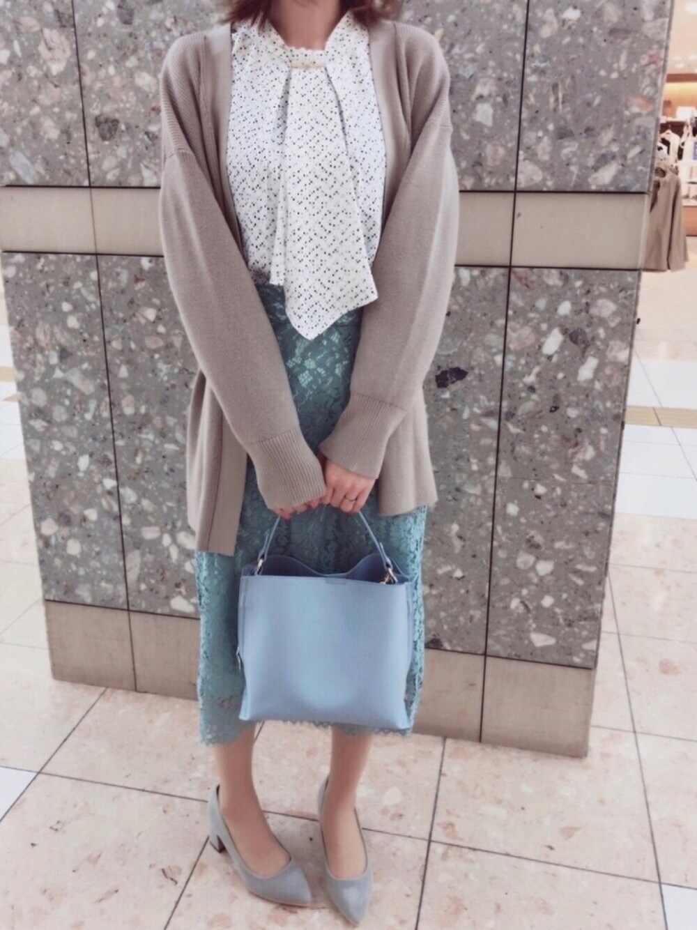 グレー系のシャツ/ブラウス、ブラウン系のその他アウター、グリーン系のスカートを着用したレディースの冬コーディネートの1枚目の写真