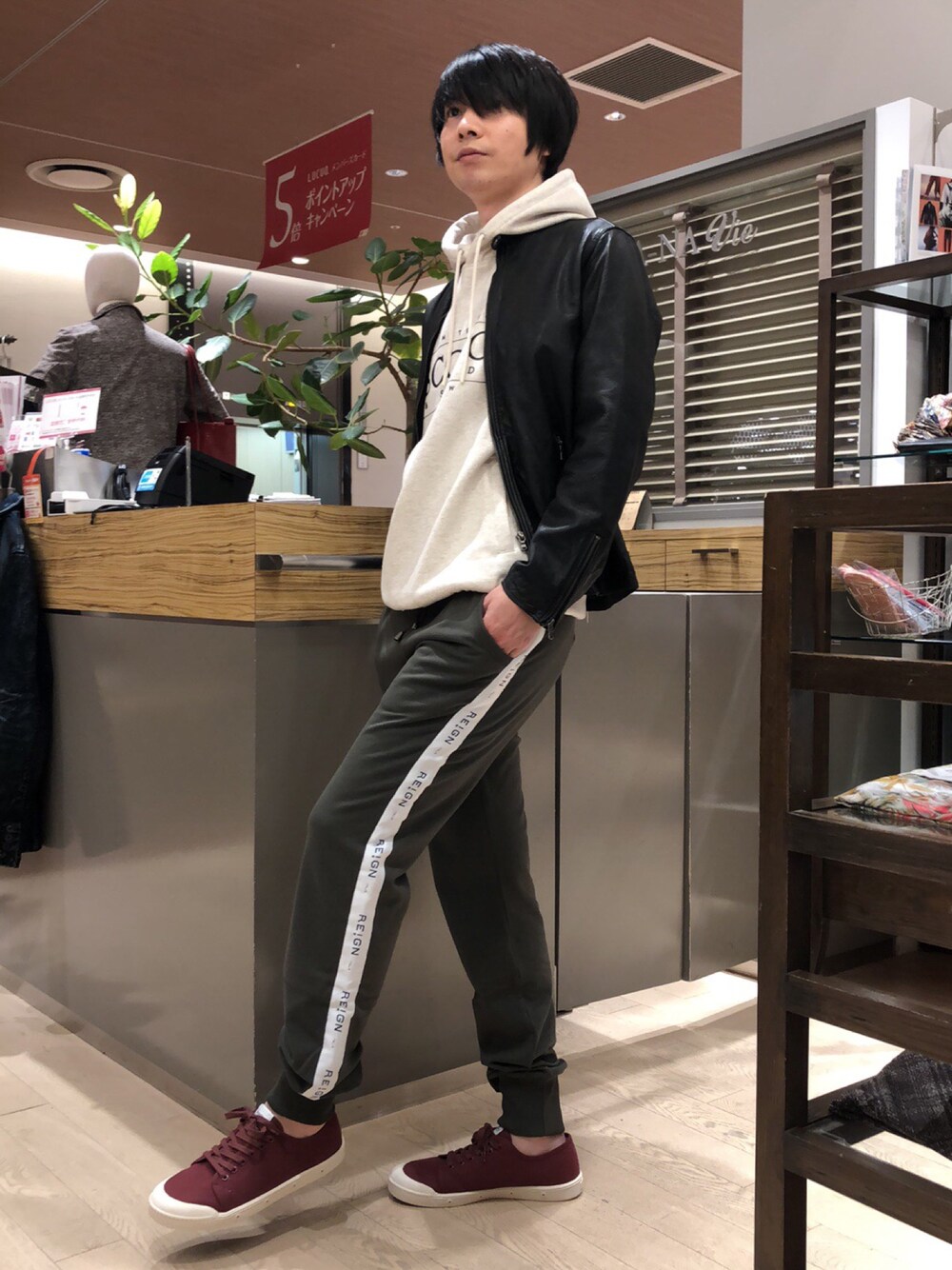 「秋コーデ、大人コーデ、レザー、パーカー、イージーパンツ、スニーカー、ブラック、ベージュ、カーキ、ボルドー」｜「HIGH STREETのNO 632-9214002   COL 010   SIZE M   ¥63720（ブルゾン、ブラック系）」を使った、Morishigeさん（メンズ・177cm）の秋コーディネートの1枚目の写真