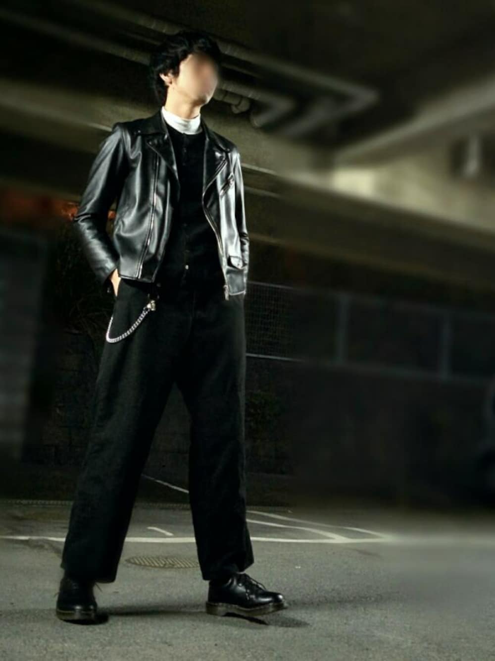 「おしゃれさんと繋がりたい、冬のコーデ、ダブルライダース、カーディガンプレッション、ワイドパンツ、ウォレットチェーン、ドクターマーチン」｜「Confirmのプレッションカーディガン（カーディガン/ボレロ、ブラック系）」を使った、みかけだおしさん（メンズ・180cm）の冬コーディネートの1枚目の写真
