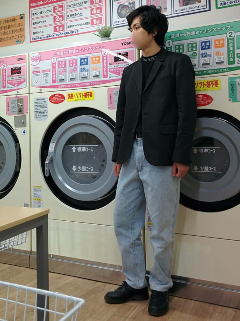 「おしゃれさんと繋がりたい、春コーデ、テーラードジャケット、モックネック、デニムパンツ、ドクターマーチン」｜「ARMANI JEANSのアイテム（デニムパンツ、ブルー系）」を使った、みかけだおしさん（メンズ・180cm）の春コーディネートの1枚目の写真