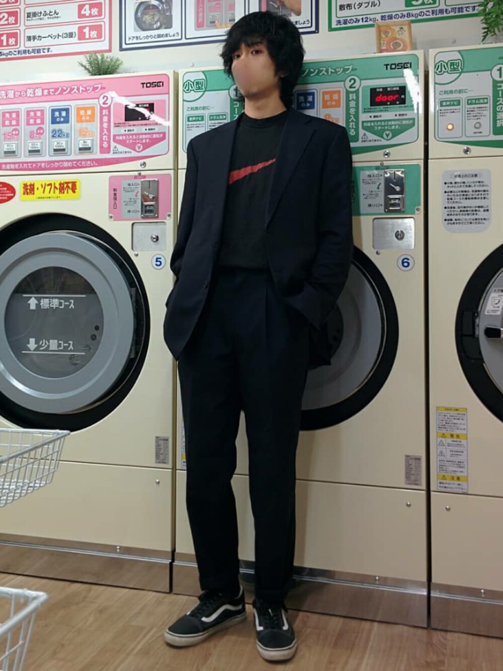 「おしゃれさんと繋がりたい、春コーデ、セットアップ、テーラードジャケット、ロゴT、ウエストイン、オールドスクール」｜「NIKEのアイテム（Tシャツ/カットソー、ブラック系）」を使った、みかけだおしさん（メンズ・180cm）の夏コーディネートの1枚目の写真