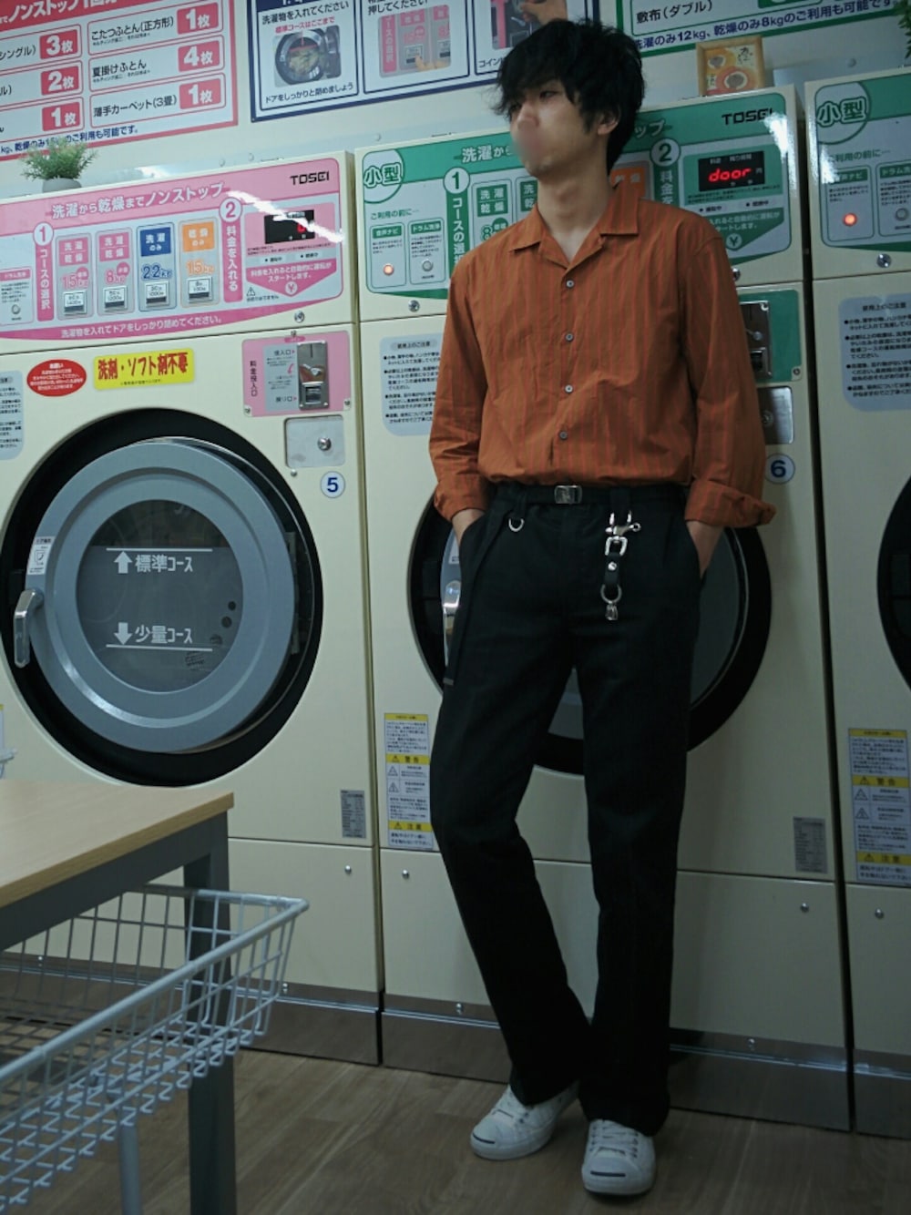 「秋コーデ、開襟シャツ、キーチェーン、ジャックパーセル、タックイン」｜「UNIQLOのストライプオープンカラーシャツ（長袖）＋E（シャツ/ブラウス、ブラウン系）」を使った、みかけだおしさん（メンズ・180cm）の秋コーディネートの1枚目の写真