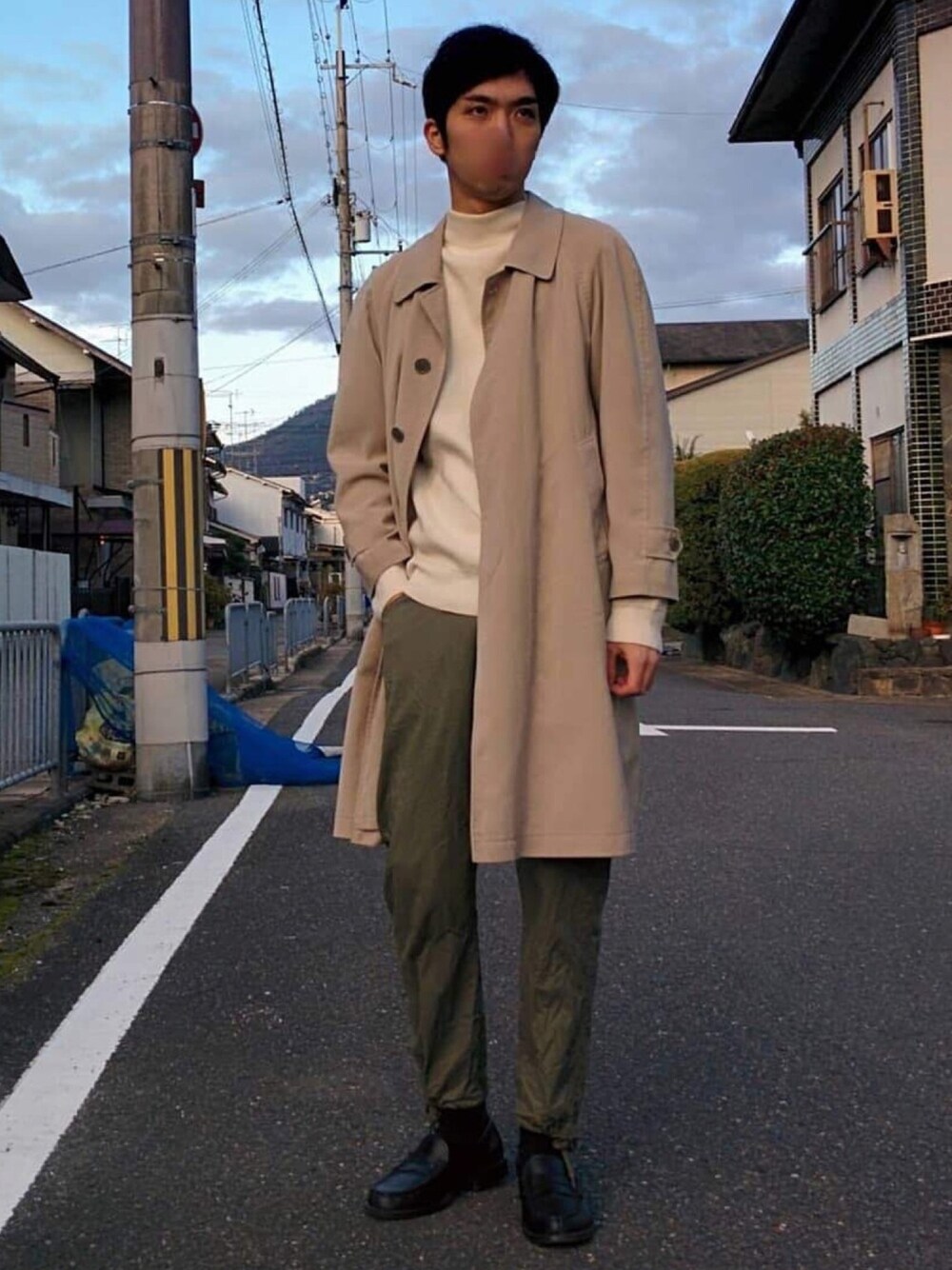 「秋コーデ、モックネック、ステンカラーコート、ドローストリングパンツ、ローファー」｜「GUのアイテム（チノパンツ、グリーン系）」を使った、みかけだおしさん（メンズ・180cm）の秋コーディネートの1枚目の写真