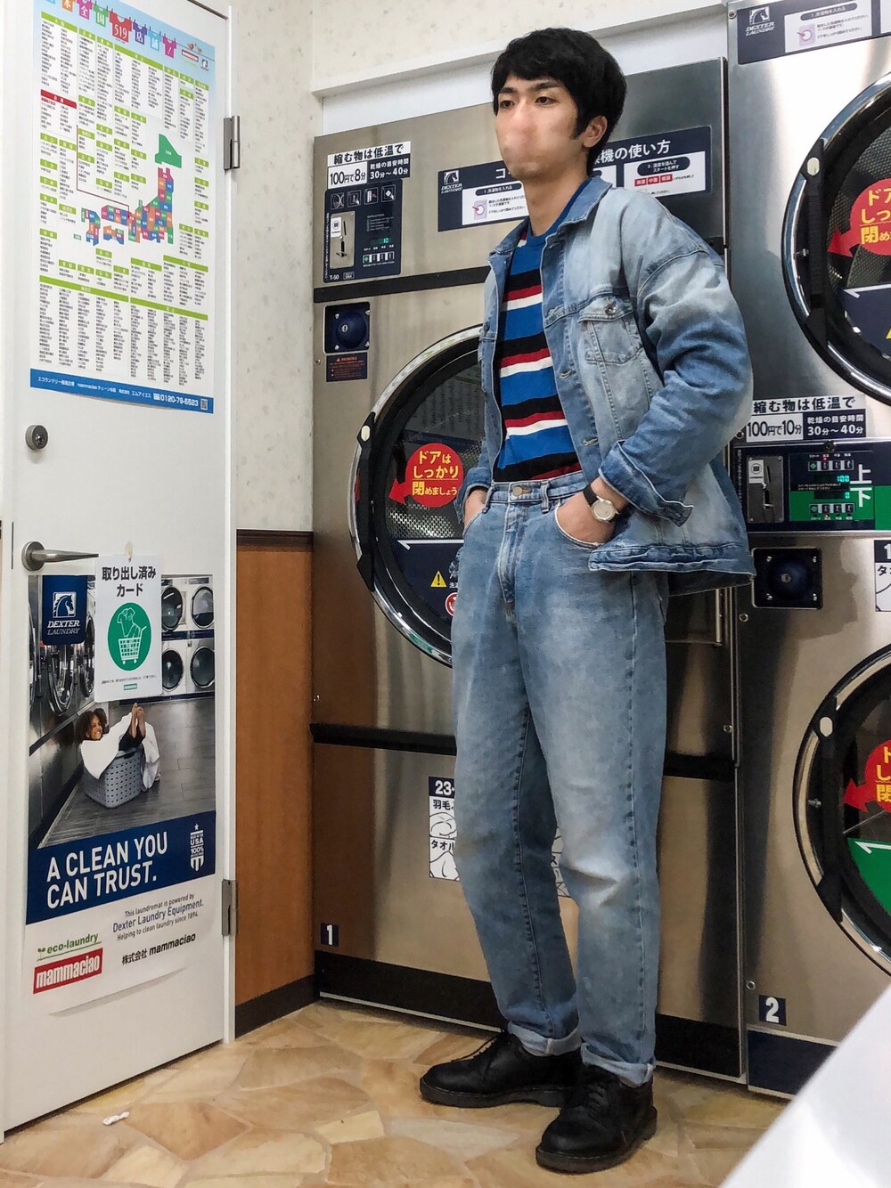 「秋コーデ、デニムオンデニム、ドクターマーチン、マルチボーダー、タックイン」｜「UNIQLOのエクストラファインメリノボーダークルーネックセーター（長袖）（ニット/セーター、ブルー系）」を使った、みかけだおしさん（メンズ・180cm）の秋コーディネートの1枚目の写真