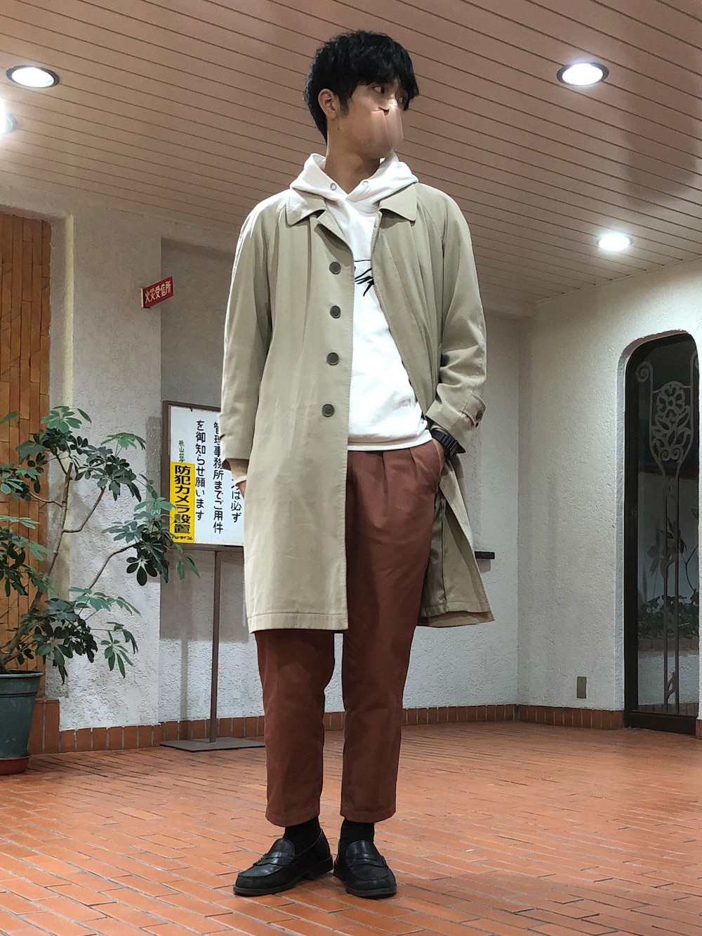 「冬コーデ、ステンカラーコート、プルパーカー、タックテーパードパンツ、UNIQLOU」｜「UNIQLOのワイドフィットタックテーパードチノ（その他パンツ、ベージュ系）」を使った、みかけだおしさん（メンズ・180cm）の冬コーディネートの1枚目の写真
