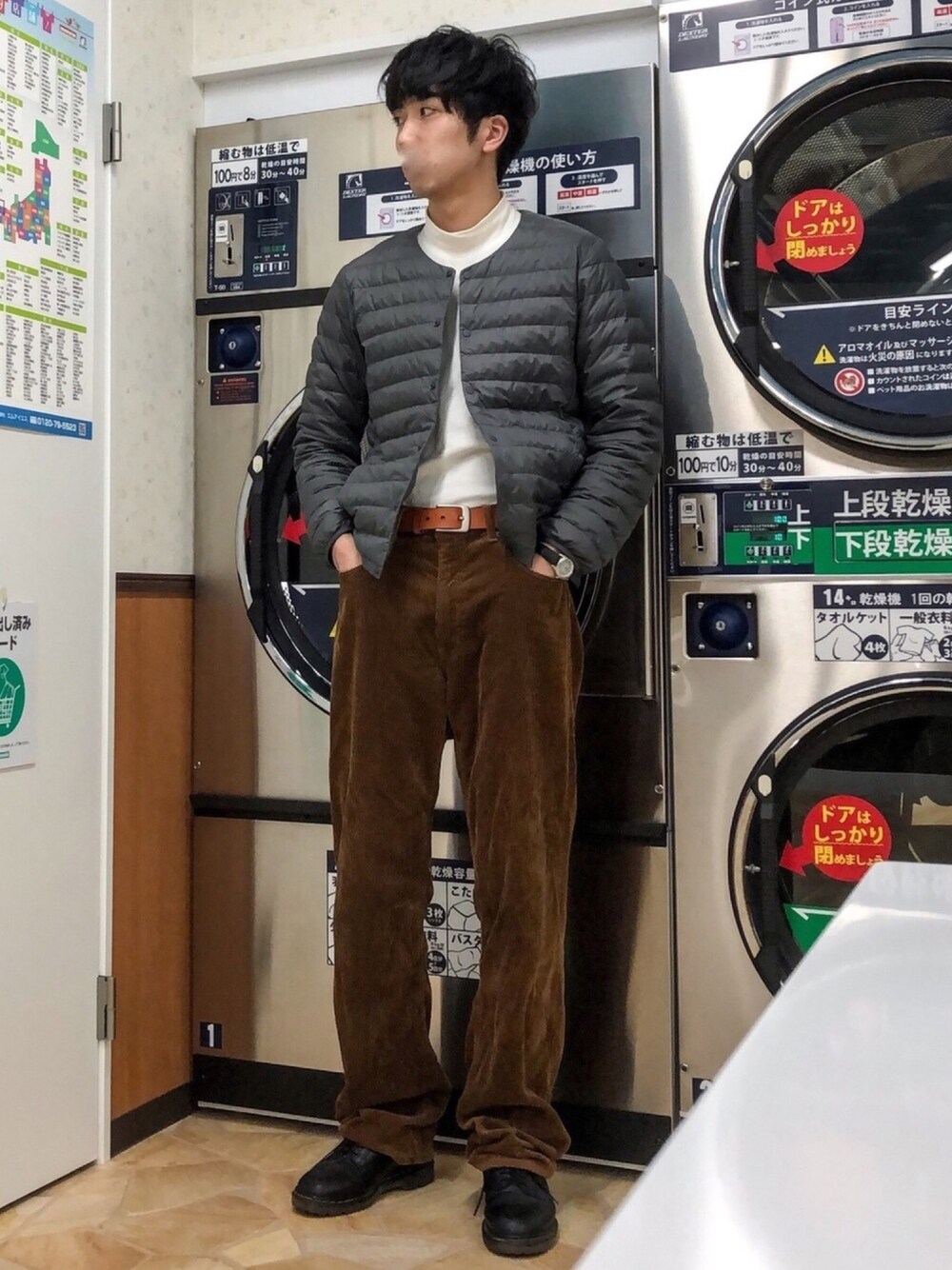 「冬コーデ、ウルトラライトダウン、コーデュロイパンツ、タックイン、ドクターマーチン」｜「UNIQLOのウルトラライトダウンコンパクトジャケット（ダウンジャケット/コート、グレー系）」を使った、みかけだおしさん（メンズ・180cm）の冬コーディネートの1枚目の写真