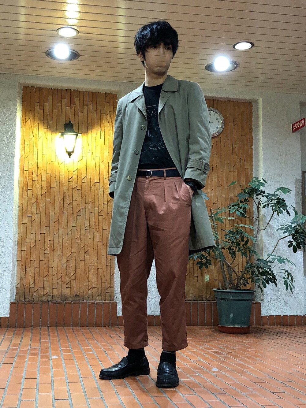 「春コーデ、トレンチコート、タックパンツ、ローファー、UNIQLO U」｜「UNIQLOのワイドフィットタックテーパードチノ（その他パンツ、ベージュ系）」を使った、みかけだおしさん（メンズ・180cm）の春コーディネートの1枚目の写真