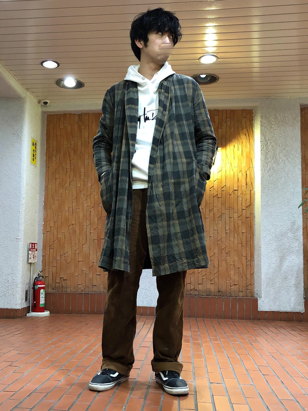 「春コーデ、チェックガウン、コーデュロイパンツ、オールドスクール」｜「TROVEのアイテム（その他アウター、ブラウン系）」を使った、みかけだおしさん（メンズ・180cm）の春コーディネートの1枚目の写真