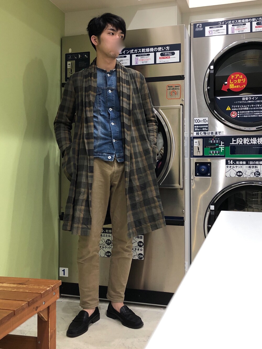 「春コーデ、チェックガウン、デニムジャケット、ローファー」｜「TROVEのアイテム（その他アウター、ブラウン系）」を使った、みかけだおしさん（メンズ・180cm）の夏コーディネートの1枚目の写真