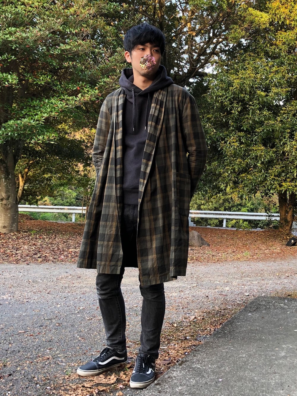 「チェックガウン、春コーデ、プルパーカー、オールドスクール」｜「TROVEのアイテム（その他アウター、ブラウン系）」を使った、みかけだおしさん（メンズ・180cm）の夏コーディネートの1枚目の写真