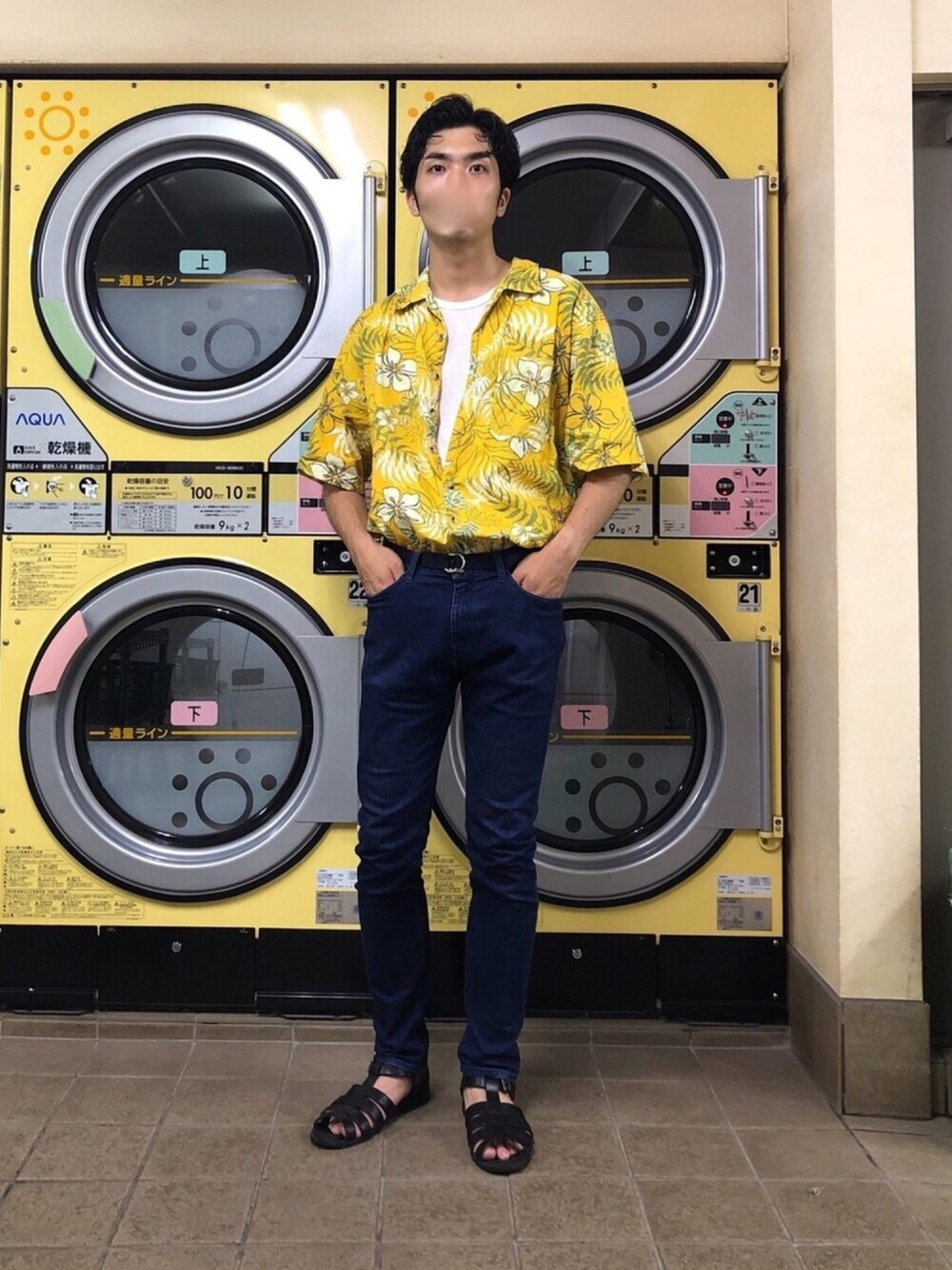 「夏コーデ、アロハシャツ、タックイン、グルカサンダル」｜「古着のアイテム（シャツ/ブラウス、イエロー系）」を使った、みかけだおしさん（メンズ・180cm）の夏コーディネートの1枚目の写真