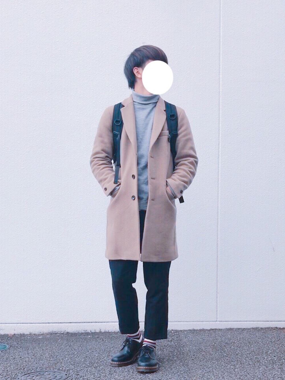 ブラック系のブーツ、ブラック系のその他パンツ、ベージュ系のチェスターコートを着用したメンズの冬コーディネートの1枚目の写真