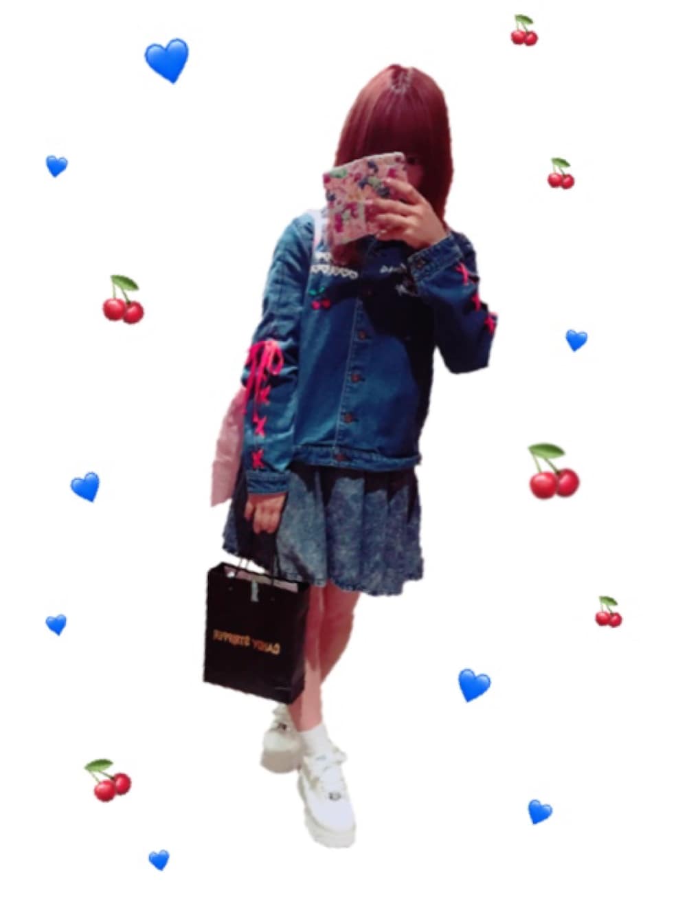 ブルー系のデニムジャケット、ホワイト系のスニーカーを着用したレディースの春コーディネートの1枚目の写真