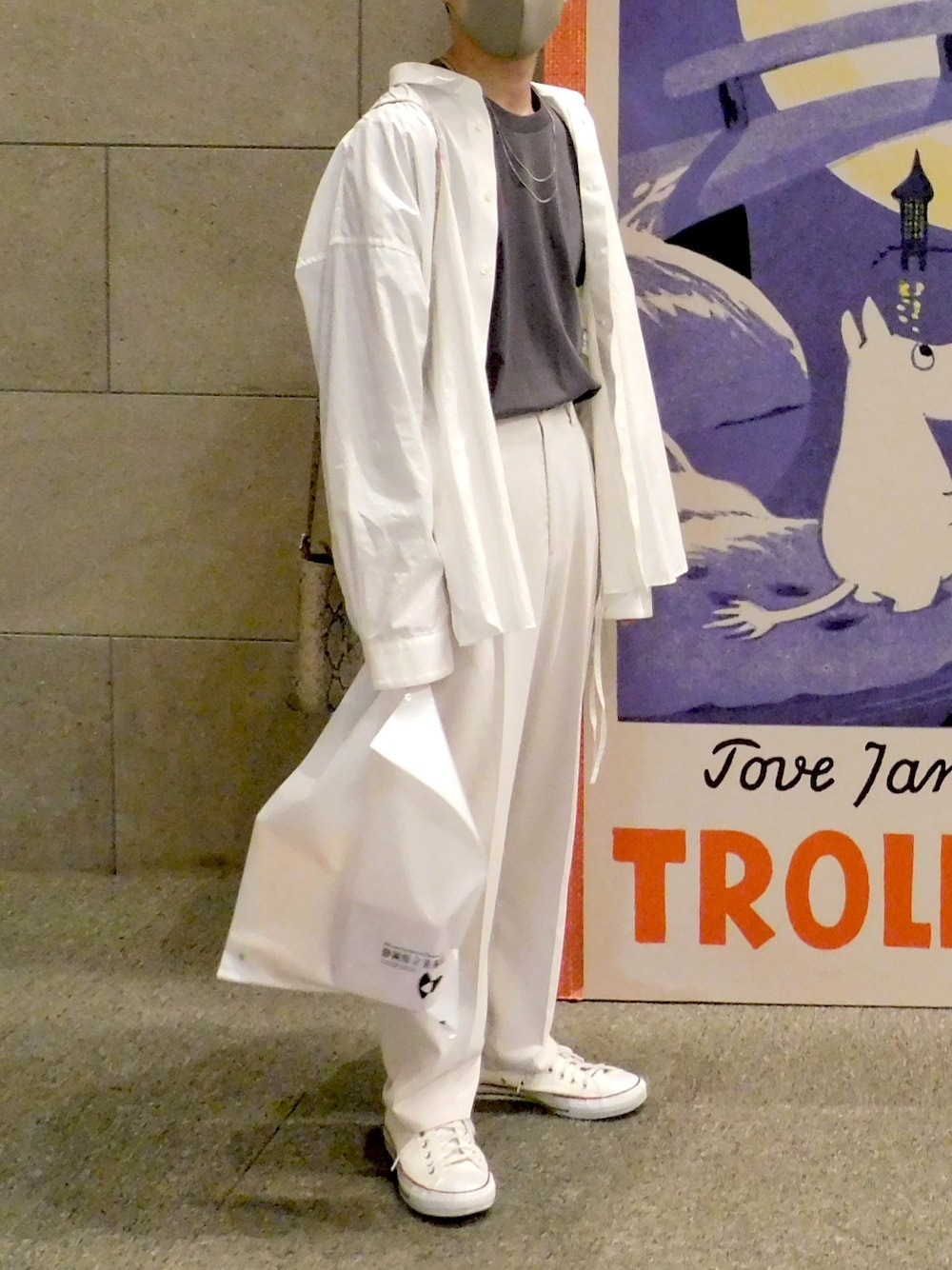 「パイソン柄、GU、UNIQLO、ローリーズファーム(LOWRYS FARM)、コンバース、トワロニエ」｜「ToironierのToironier/トワロニエ/ﾌﾞﾛｰﾄﾞ ﾙｰｽﾞｼｬﾂ（シャツ/ブラウス、ホワイト系）」を使った、a.tさん（メンズ・170cm）の春コーディネートの1枚目の写真