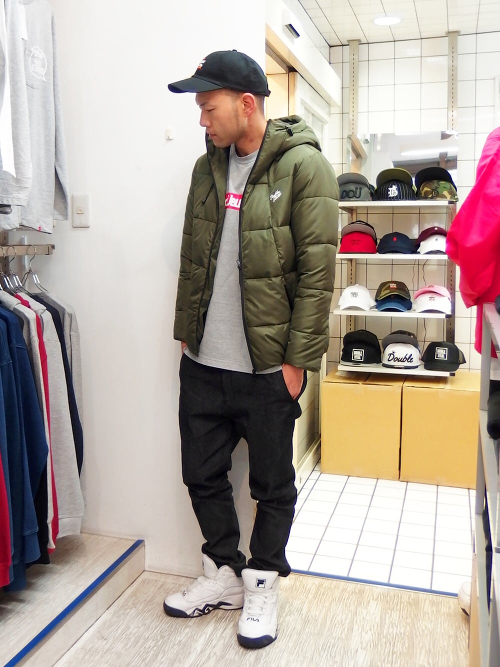 グレー系のTシャツ/カットソー、グリーン系のジャケット/アウター、ブラック系のデニムパンツを着用したメンズの冬コーディネートの1枚目の写真