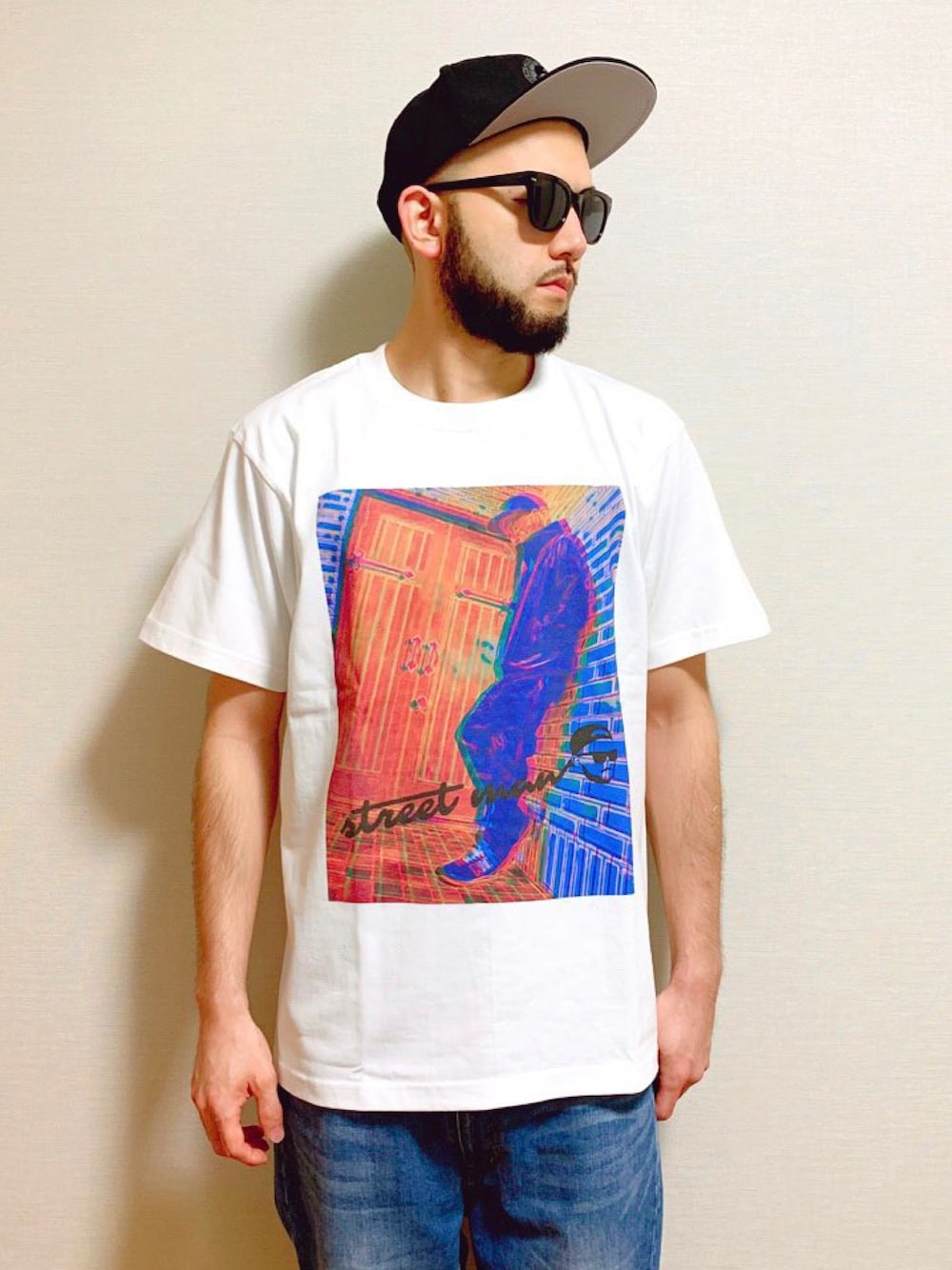 「シンプル、夏、オリジナル、Tシャツ、ストリート、お洒落さんとつながりたい、白Tシャツ、キャップ、デニムパンツ、プリントT」｜「Original.のアイテム（Tシャツ/カットソー、ホワイト系）」を使った、MA$SAさん（メンズ・174cm）の夏コーディネートの1枚目の写真