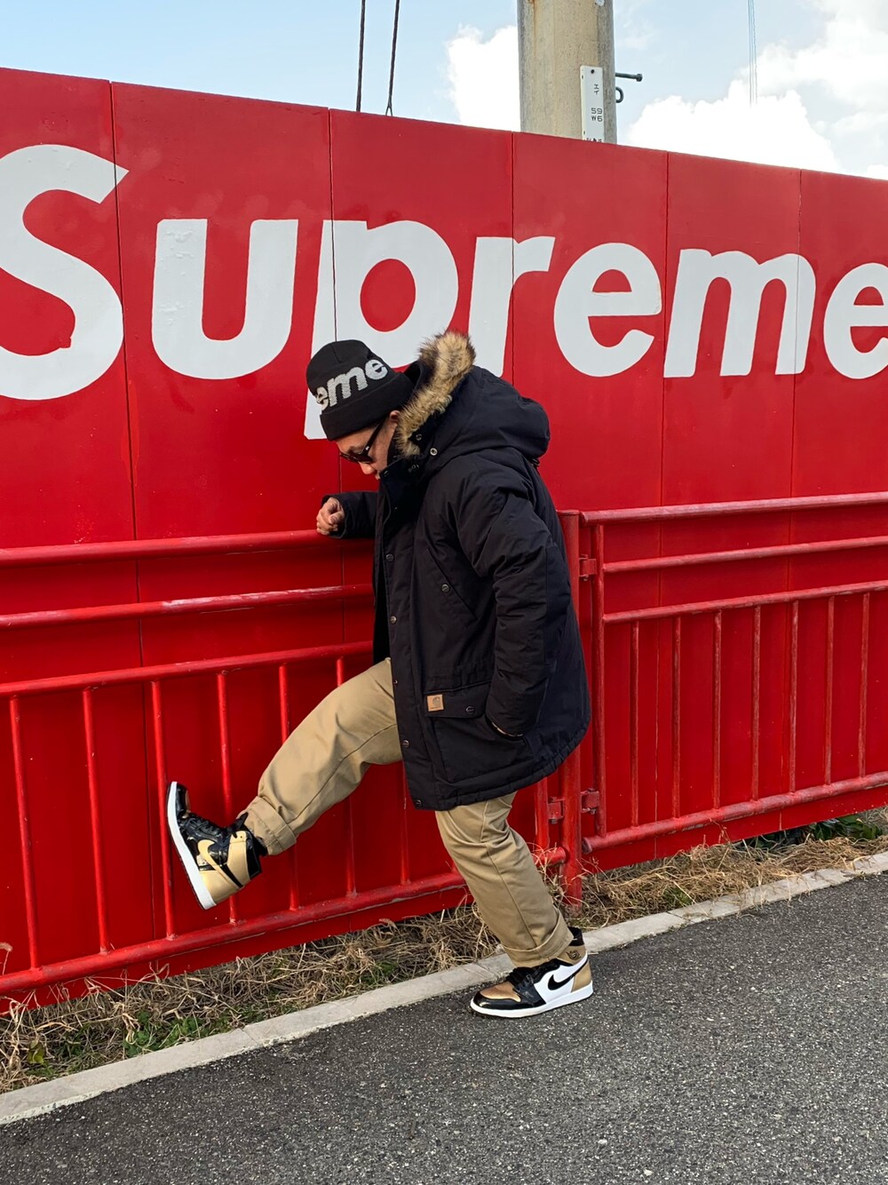 「冬コーデ、ブラック、ootd、冬、シンプル、ニット、supreme、ロールアップ、AIR JORDAN」｜「シュプリームの壁のアイテム（その他、レッド系）」を使った、Yu Nishigakiさん（メンズ・170cm）の冬コーディネートの1枚目の写真