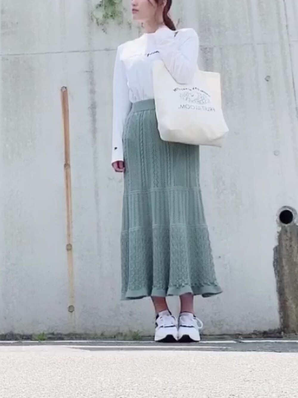 「シンプル、大人カジュアル、プチプラコーデ、ゆるコーデ、いいね、save、フォローお願いします🤑、スポーツミックス、高身長女子、スニーカーコーデ」｜「FRUIT OF THE LOOMのFRUIT OF THE LOOM フルーツオブザルーム FTL PRINT PL TOTE【ロゴ A4 ユニセックス】（トートバッグ、ホワイト系）」を使った、gnipmaaajさん（レディース・168cm）の夏コーディネートの1枚目の写真