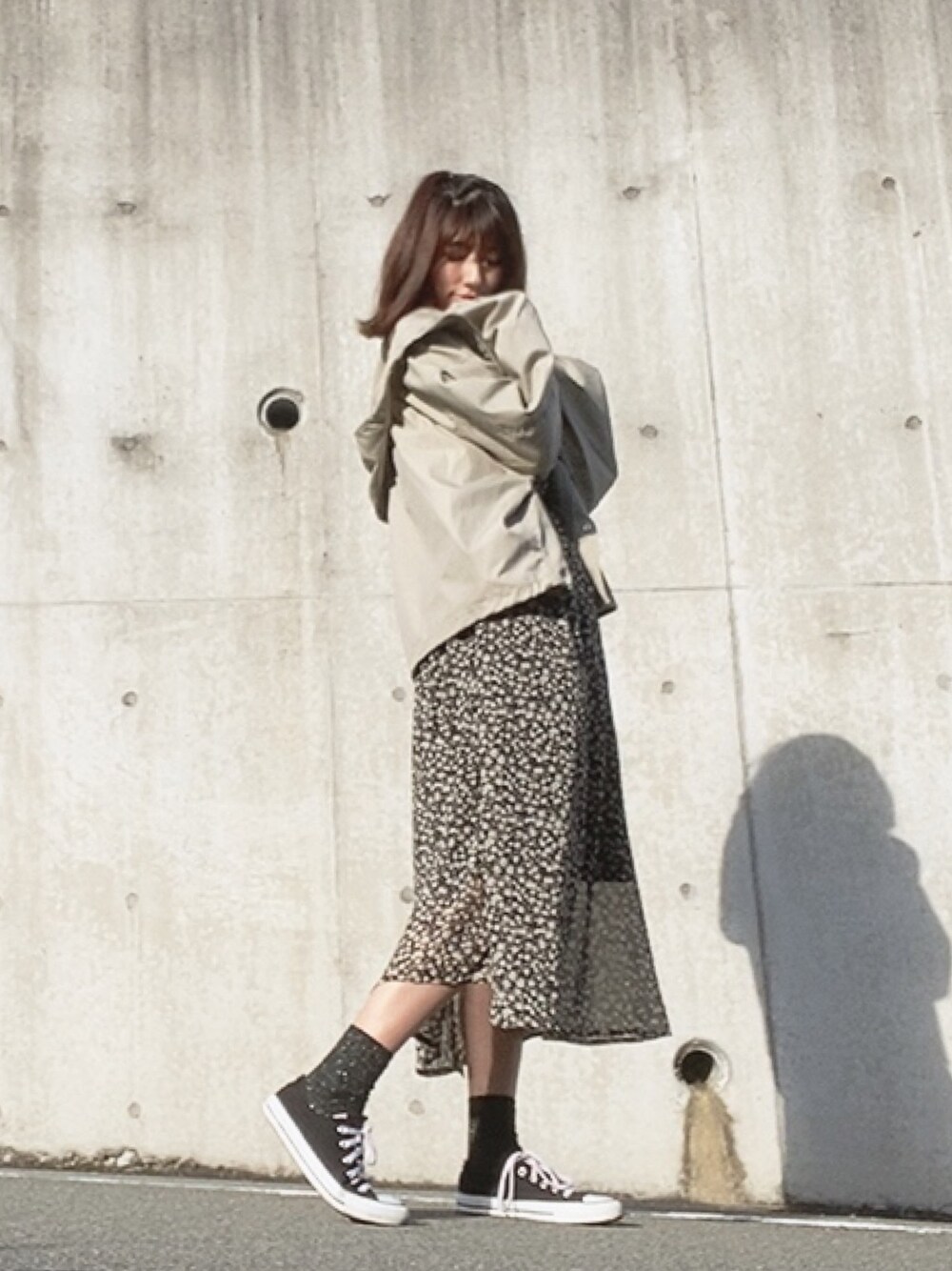 「ピスタチオ、春コーデ、花柄ワンピース、花柄、高身長女子、スニーカーコーデ、コンバース、イーハイフンワールドギャラリー(E hyphen world gallery)」｜「INGNIのボリュームマウンテンパーカー（マウンテンパーカー、グリーン系）」を使った、gnipmaaajさん（レディース・168cm）の夏コーディネートの1枚目の写真