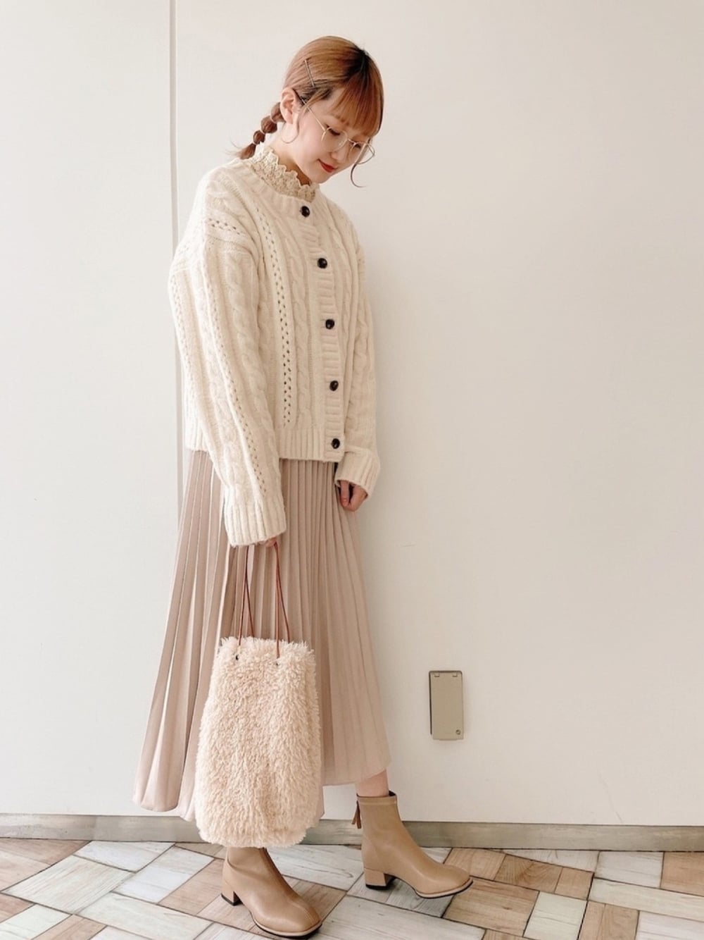「ケーブルニット、休日スタイル、Crisp、スクエアトゥ、ショートブーツ、冬コーデ、ハイネック、メガネ女子、ファーバッグ、くすみカラー」｜「Crispのハイネックレースブラウス（シャツ/ブラウス、ベージュ系）」を使った、𝚗𝚊𝚋𝚎さん（レディース・162cm）の冬コーディネートの1枚目の写真
