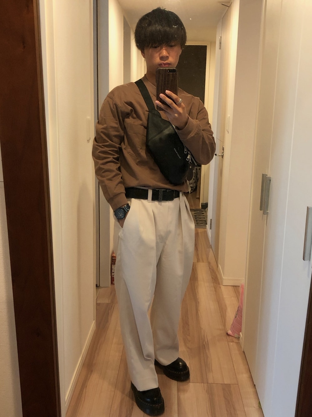 「おしゃれさんと繋がりたい、タックイン、Dr.Martens、ユニクロ、LIDnM、Diesel、春夏コーデ、部屋撮り、ブラウン、コロナに負けない」｜「UNIQLOのクルーネックT（長袖）（Tシャツ/カットソー、ブラウン系）」を使った、yugaさん（メンズ・168cm）の春コーディネートの1枚目の写真