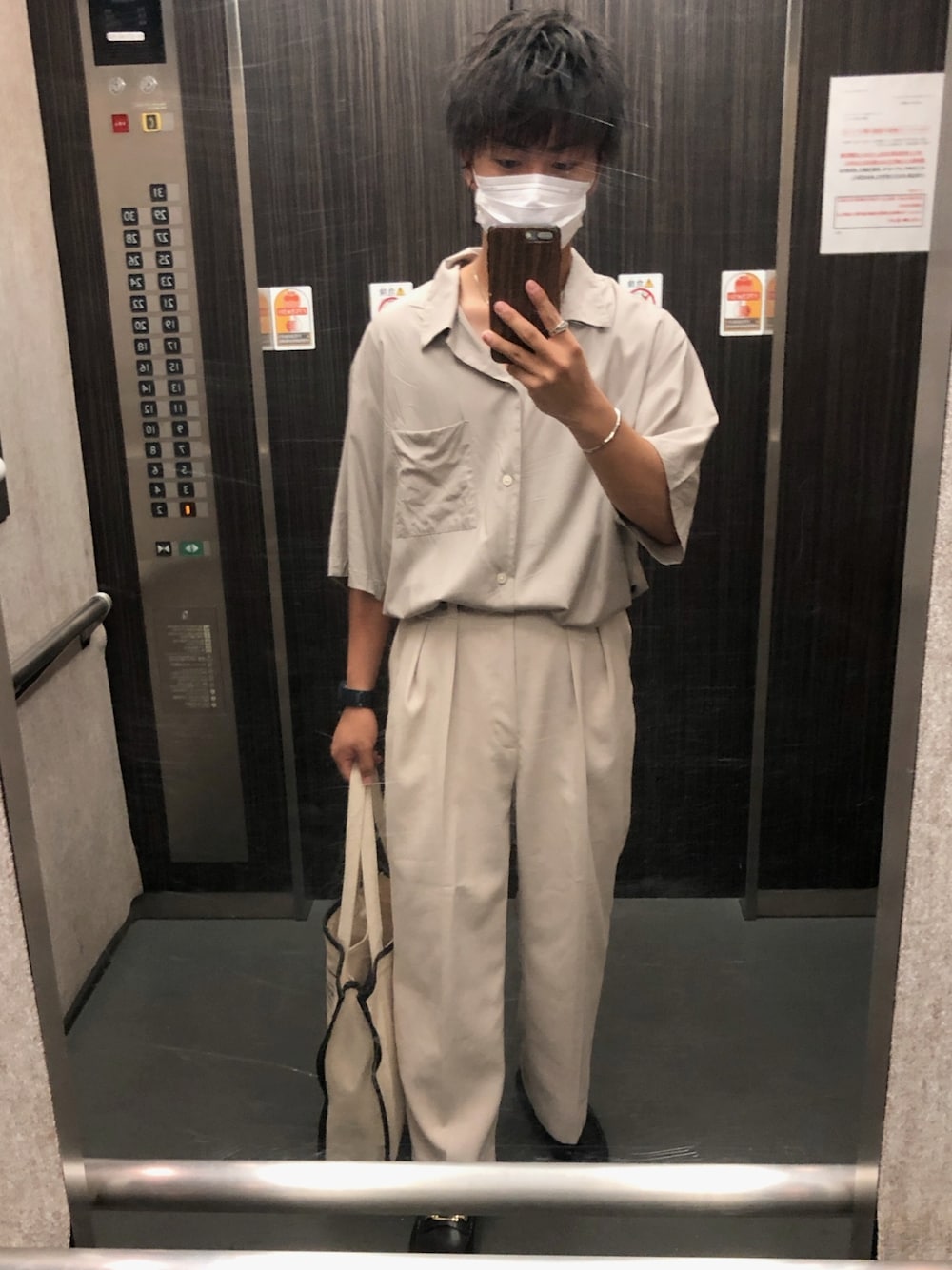 ベージュ系のシャツ/ブラウス、ホワイト系のその他パンツ、ブラック系のローファーを着用したメンズの夏コーディネートの1枚目の写真