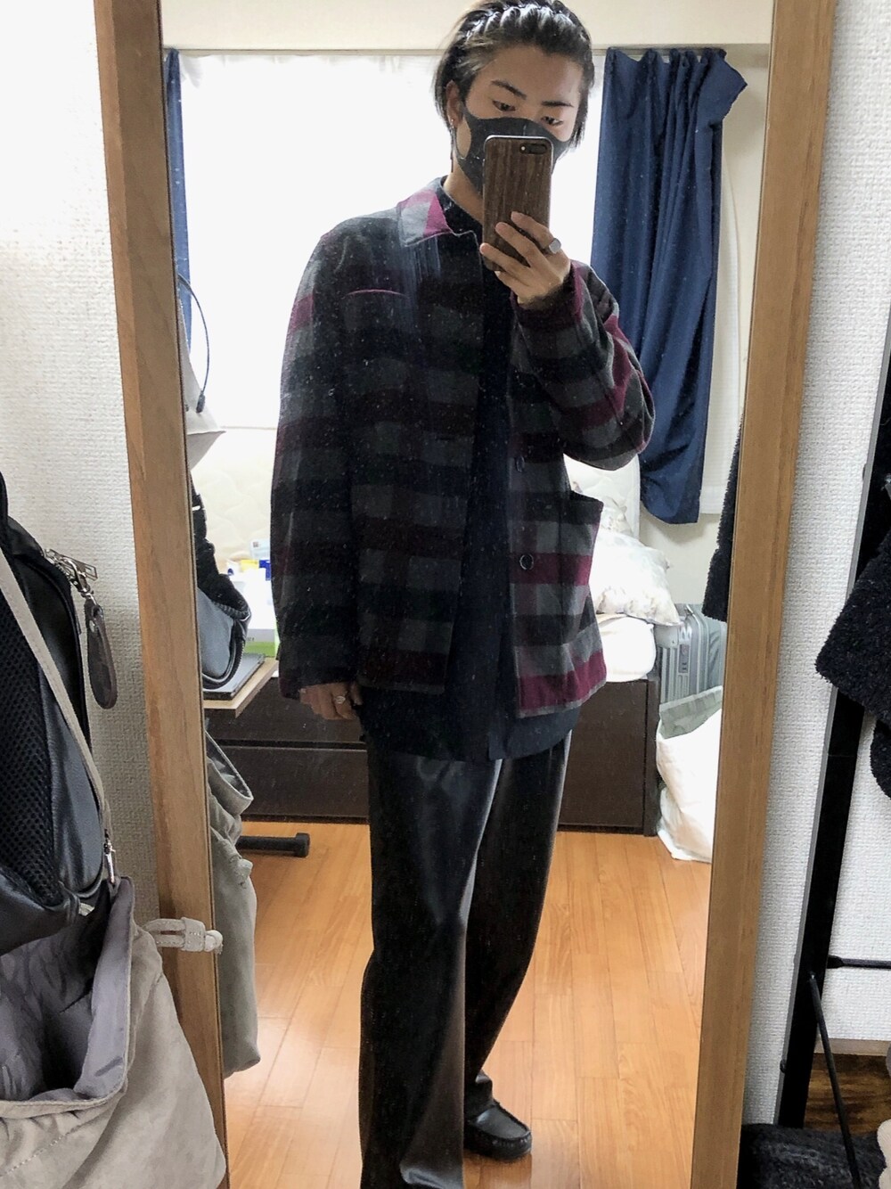 「秋冬コーデ、きれいめカジュアル、お洒落さんとつながりたい、冬コーデ、アーバンリサーチ、GU、レザーパンツ、大学生、いいね、save、フォローお願いします🤑、今日のコーデ」｜「UNIQLOのアイテム（シャツ/ブラウス、ブラック系）」を使った、yugaさん（メンズ・168cm）の冬コーディネートの1枚目の写真