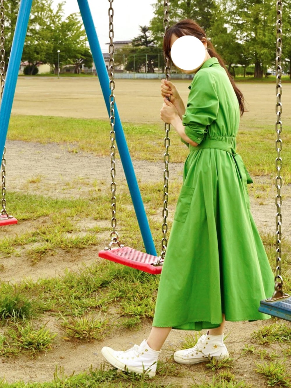 「秋のマイ旬スタイル、秋のコーデ、休日スタイル、シンプル、スニーカーコーデ、ワンピース×スニーカー、ワンピース、marte、グリーンワンピース、おしゃれさんと繋がりたい」｜「MARTEのアイテム（ワンピース、グリーン系）」を使った、ななせさんさん（レディース・164cm）の秋コーディネートの1枚目の写真