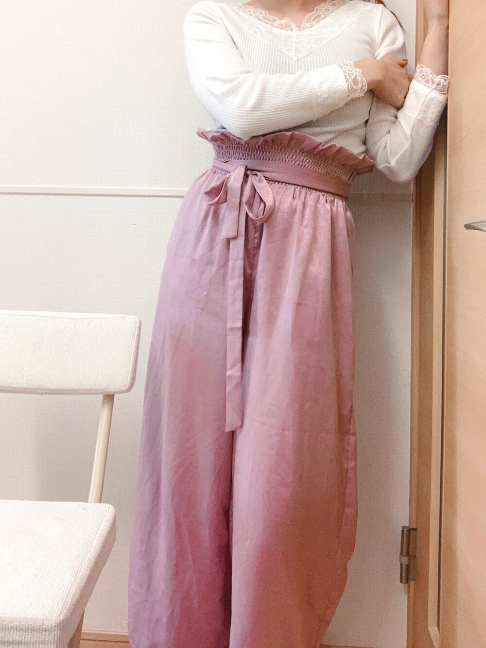 「部屋着、ピンクパンツ、レトロガール、シンプル、ナイスクラップ、ラフコーデ、プチプラコーデ、ワイドパンツ、おうちファッション、家」｜「RETRO GIRLのアイテム（Tシャツ/カットソー、ホワイト系）」を使った、ななせさんさん（レディース・164cm）の冬コーディネートの1枚目の写真