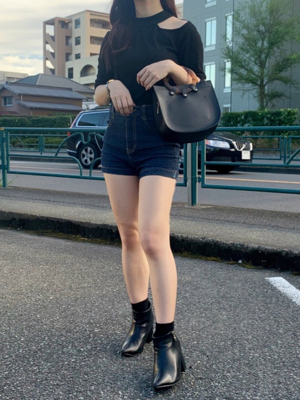 「ラクチンコーデ、休日スタイル、低身長コーデ、デニムパンツ、秋服、デート、黒、プチプラ、ootd、GRL」｜「ラブラブミーのアイテム（デニムパンツ、ブルー系）」を使った、Mさん（レディース・148cm）の秋コーディネートの1枚目の写真