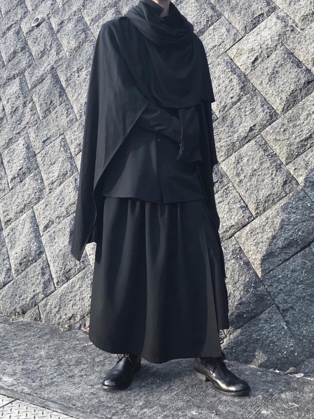 「モード、黒、ALL BLACK、yohjiyamamoto、yohjiyamamotopourhomme、YYPH、CARPE DIEM」｜「Yohji Yamamoto POUR HOMMEのアイテム（シャツ/ブラウス、ブラック系）」を使った、ぐれさん（メンズ・180cm）の秋コーディネートの1枚目の写真