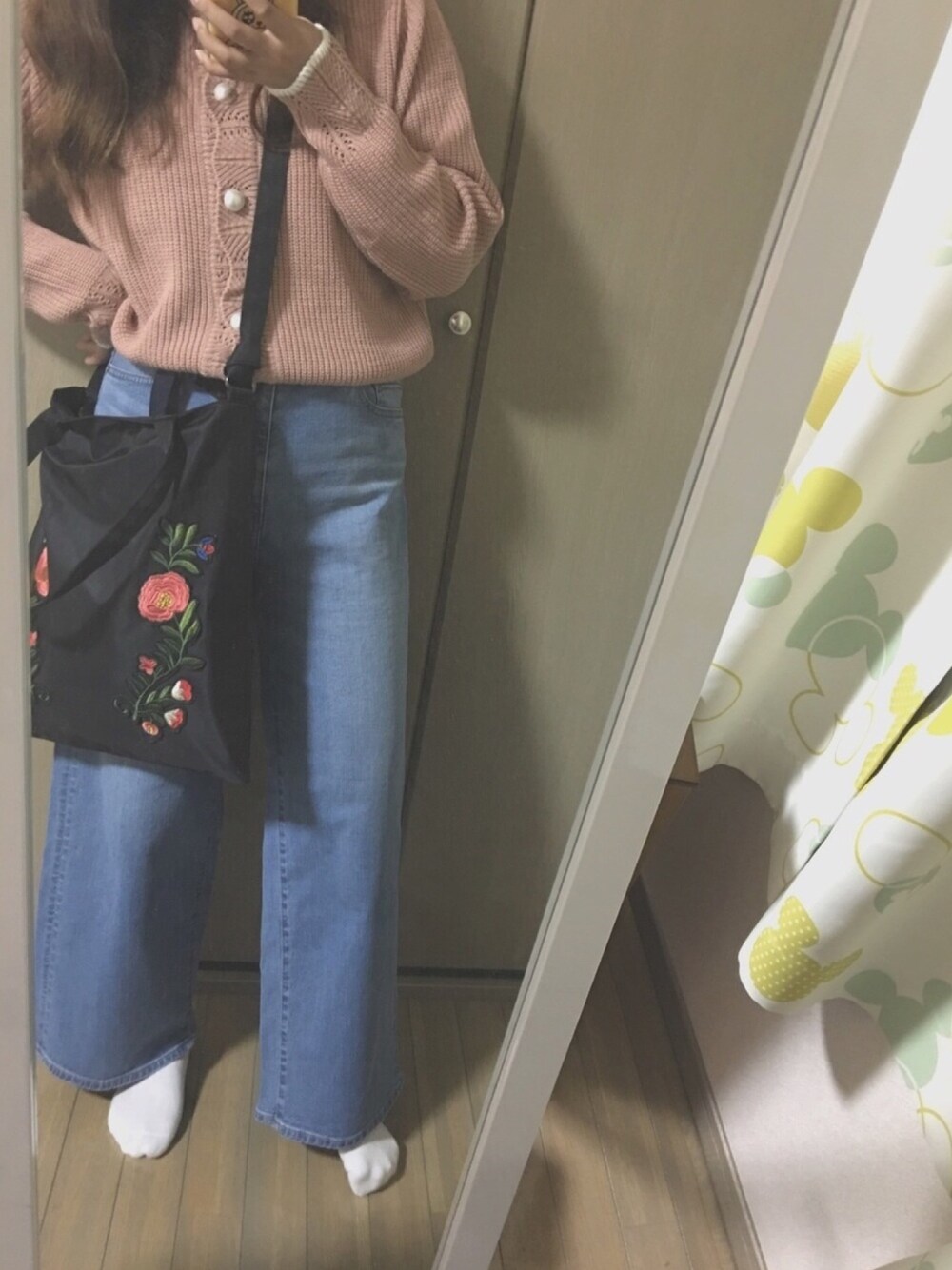 「パンツスタイル、カーディガン、シンプル、デニムパンツ、ピンク」｜「DHOLICのアイテム（カーディガン/ボレロ、ピンク系）」を使った、Sunny さん（レディース・163cm）の春コーディネートの1枚目の写真