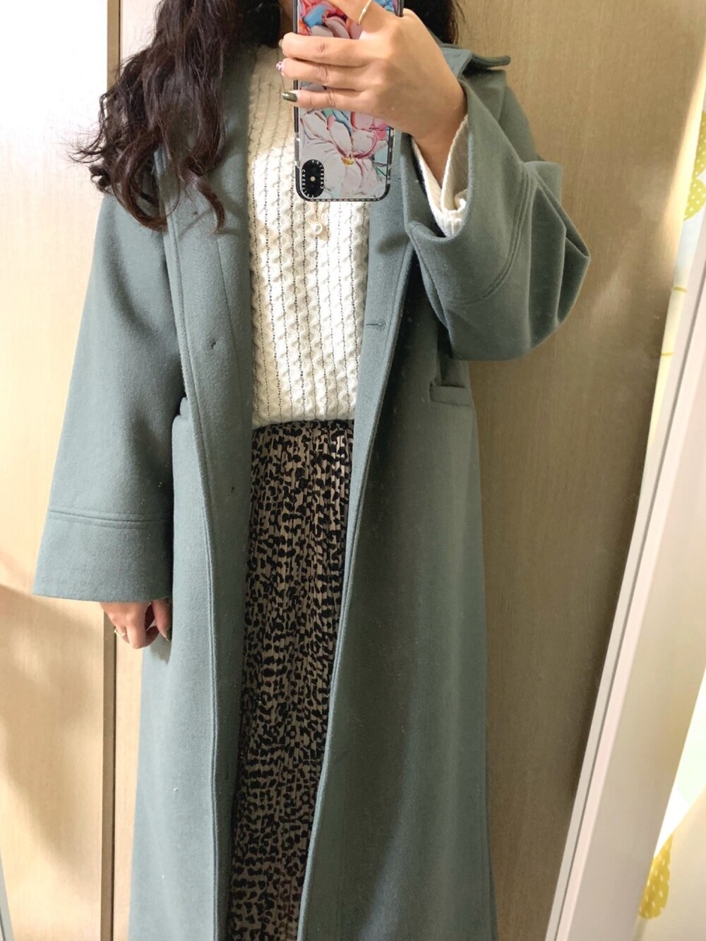 「大人カジュアル、ヒョウ柄スカート、dholic」｜「DHOLICのラグランスリーブボクシーロングコート（ダウンジャケット/コート、グリーン系）」を使った、Sunny さん（レディース・163cm）の冬コーディネートの1枚目の写真