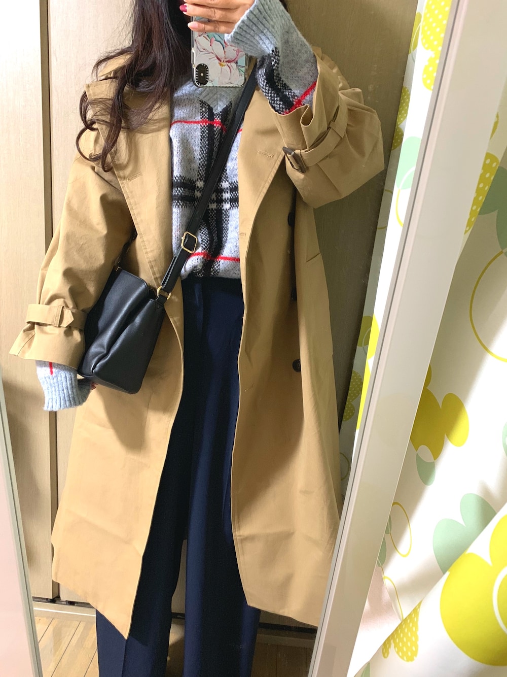 「春コート、トレンチコート、カジュアルコーデ、大人カジュアル、パンツスタイル」｜「laurenhiのアイテム（トレンチコート、ベージュ系）」を使った、Sunny さん（レディース・163cm）の冬コーディネートの1枚目の写真