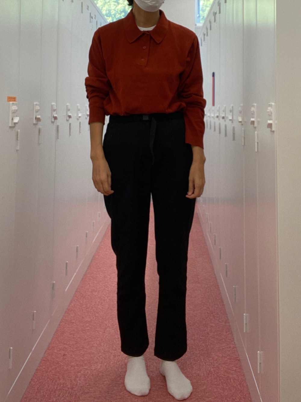 「50代コーデ、50代」｜「UNIQLOのニットポロシャツ（長袖）（Tシャツ/カットソー、オレンジ系）」を使った、kamekoさん（レディース・168cm）の秋コーディネートの1枚目の写真