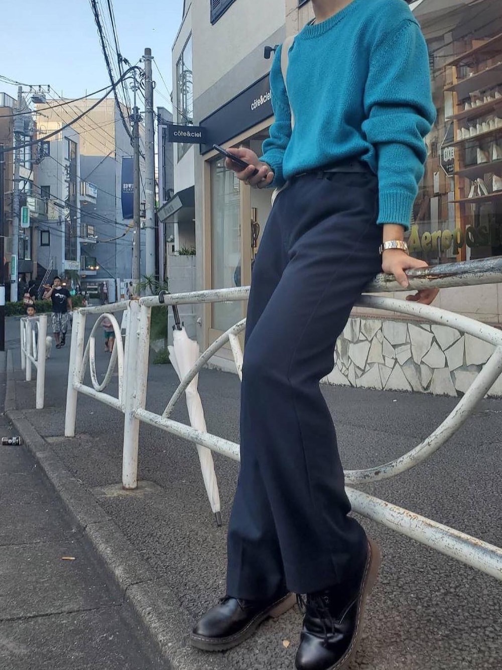 「秋のコーデ、秋服、メンズコーデ、古着コーデ、Dr.Martens、原宿、高校生」｜「BATONERのアイテム（ニット/セーター、ブルー系）」を使った、たけのこさん（メンズ・170cm）の秋コーディネートの1枚目の写真