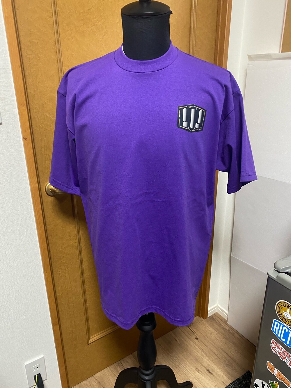 「おしゃれさんと繋がりたい、休日コーデ、シンプルコーデ、カジュアルコーデ」｜「proofofgoldのアイテム（Tシャツ/カットソー、パープル系）」を使った、proofofgoldさん（メンズ・171cm）の春コーディネートの1枚目の写真